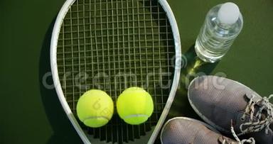 4k网球场的水瓶、运动鞋和运动器材